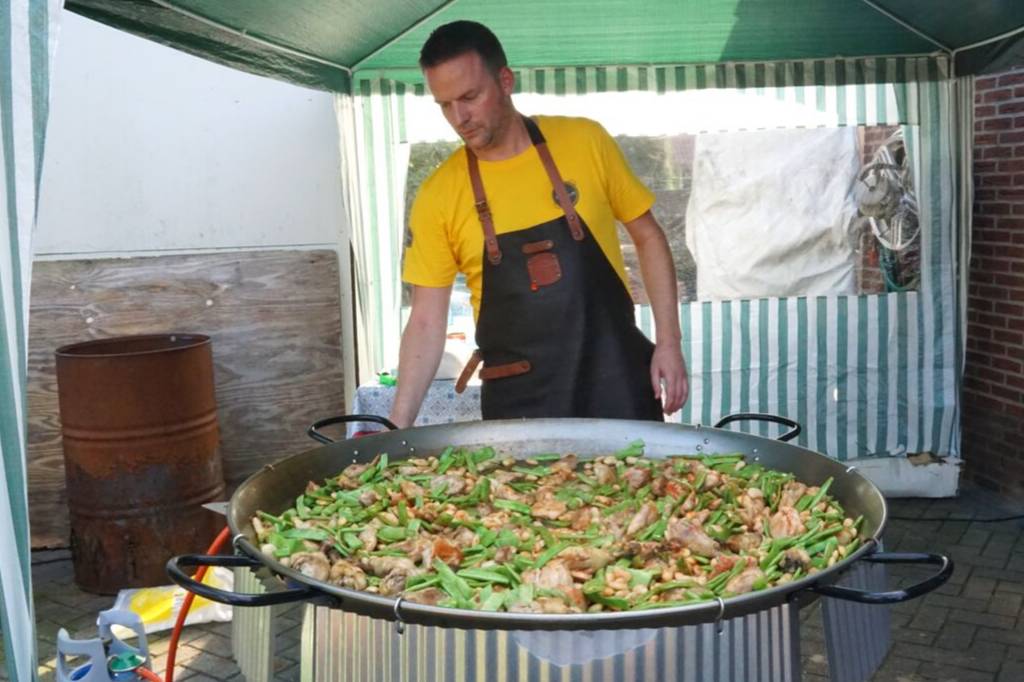 Jeroen van Paellas.nl Jeroen bereidt een traditionele Valenciaanse paella in een grote paellapan.