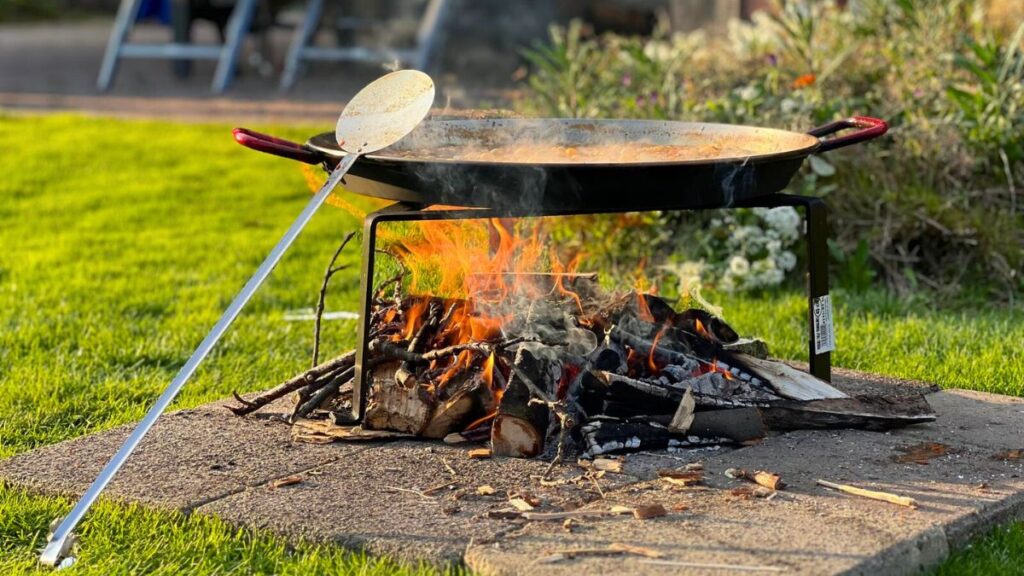 Authentieke Paella Valenciana op houtvuur Authentieke Paella Valenciana op houtvuur in een traditionele paellapan.
