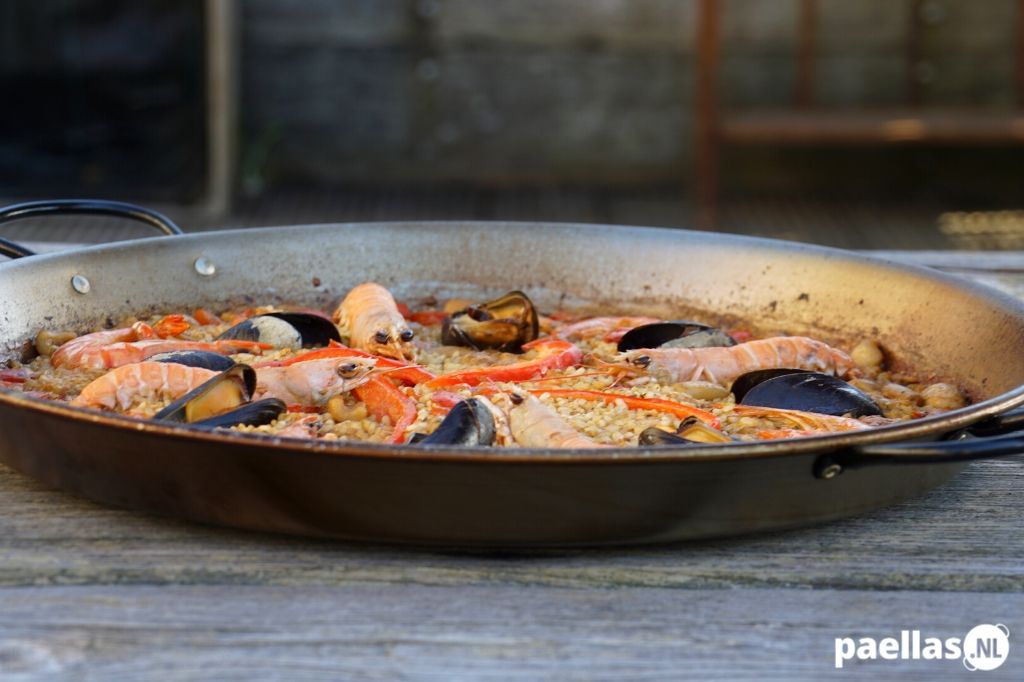 Paella met Zeevruchten – Authentiek Spaans Recept Authentieke Spaanse paella met zeevruchten, garnalen, mosselen en langoustines in een stalen paellapan